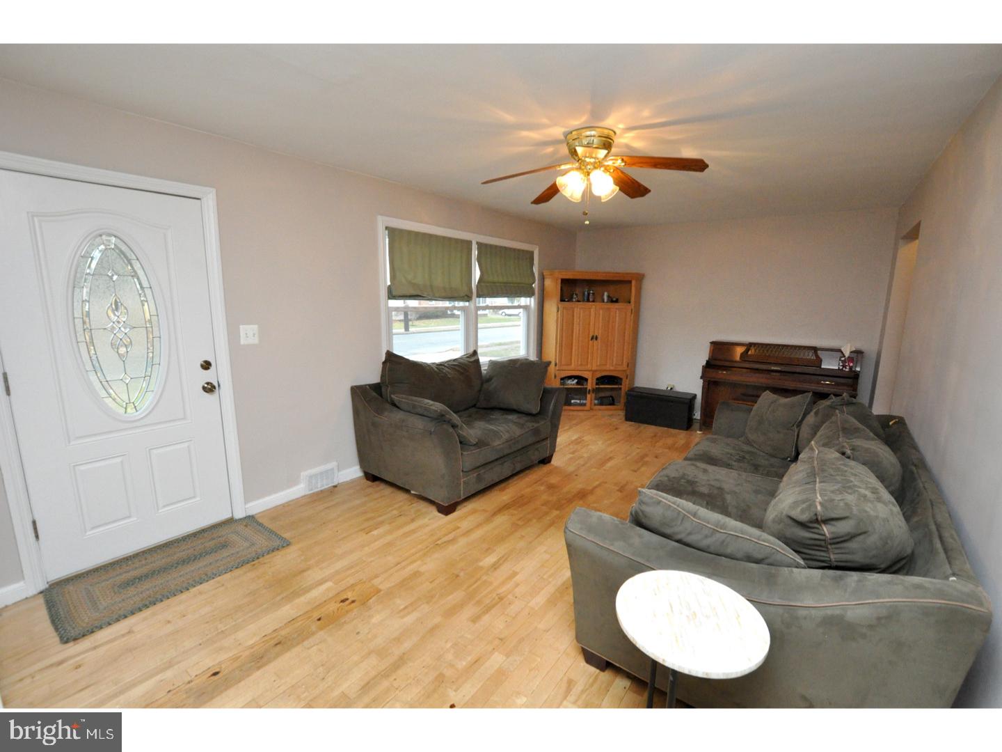512 Klockner Road Hamilton, NJ 08619 - Photo 5 of 25 Living Room