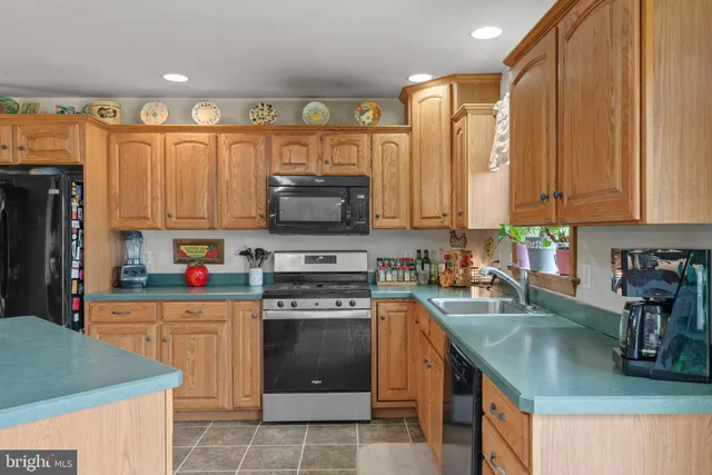 $420,000 | 323 Enterprise Drive, Bird-in-Hand, PA 17505