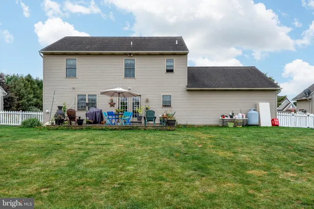 $420,000 | 323 Enterprise Drive, Bird-in-Hand, PA 17505