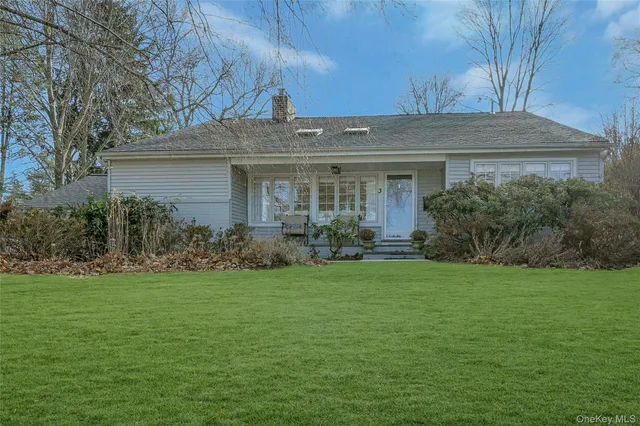 a view of a house with backyard and garden