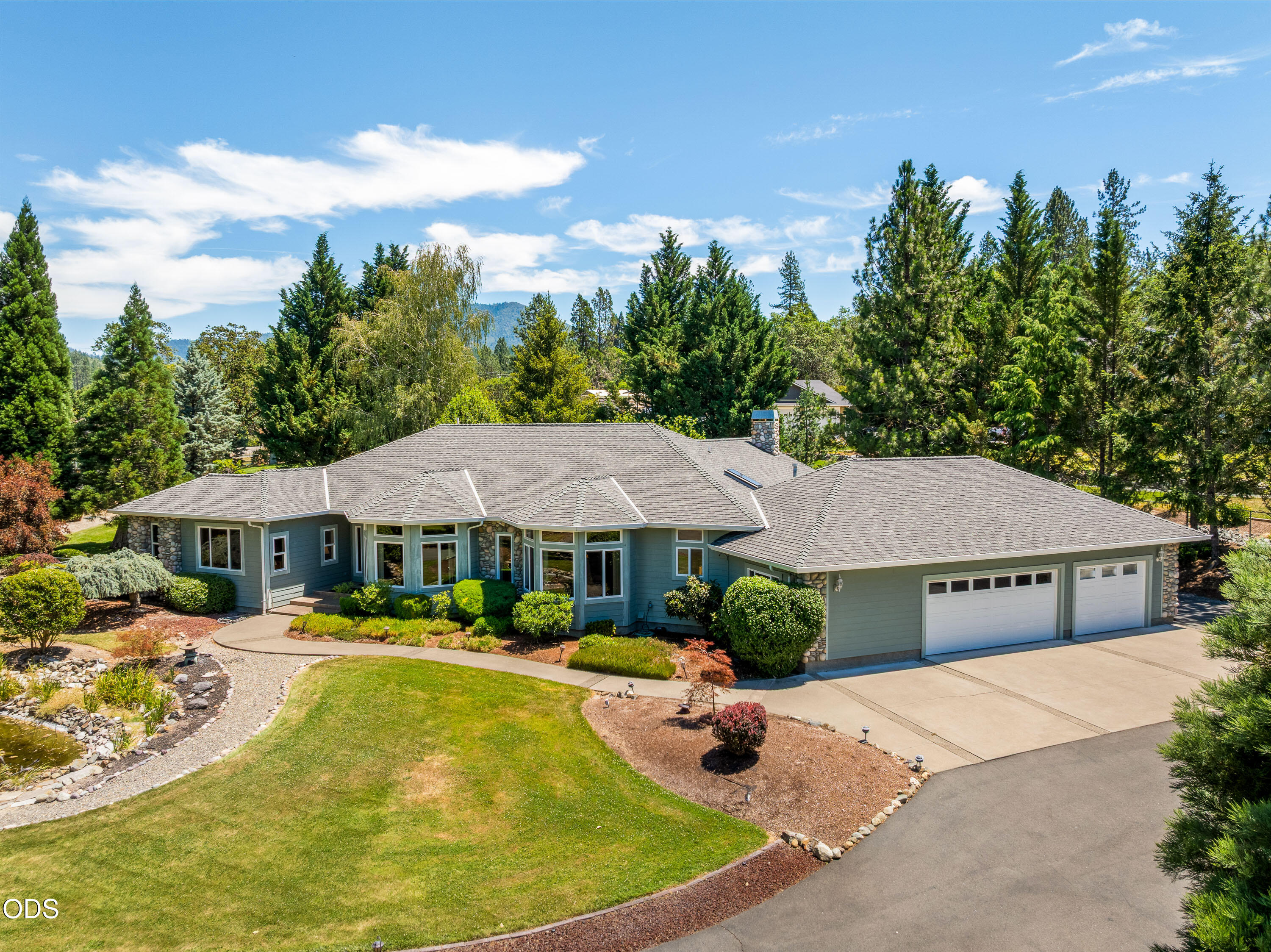 155 Kingsgate Way Grants Pass, OR 97527 - Photo 3 of 53
