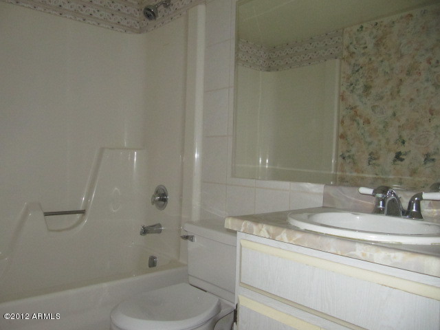 807 West Thomas Road Phoenix, AZ 85013 - Photo 9 of 20 hall bath