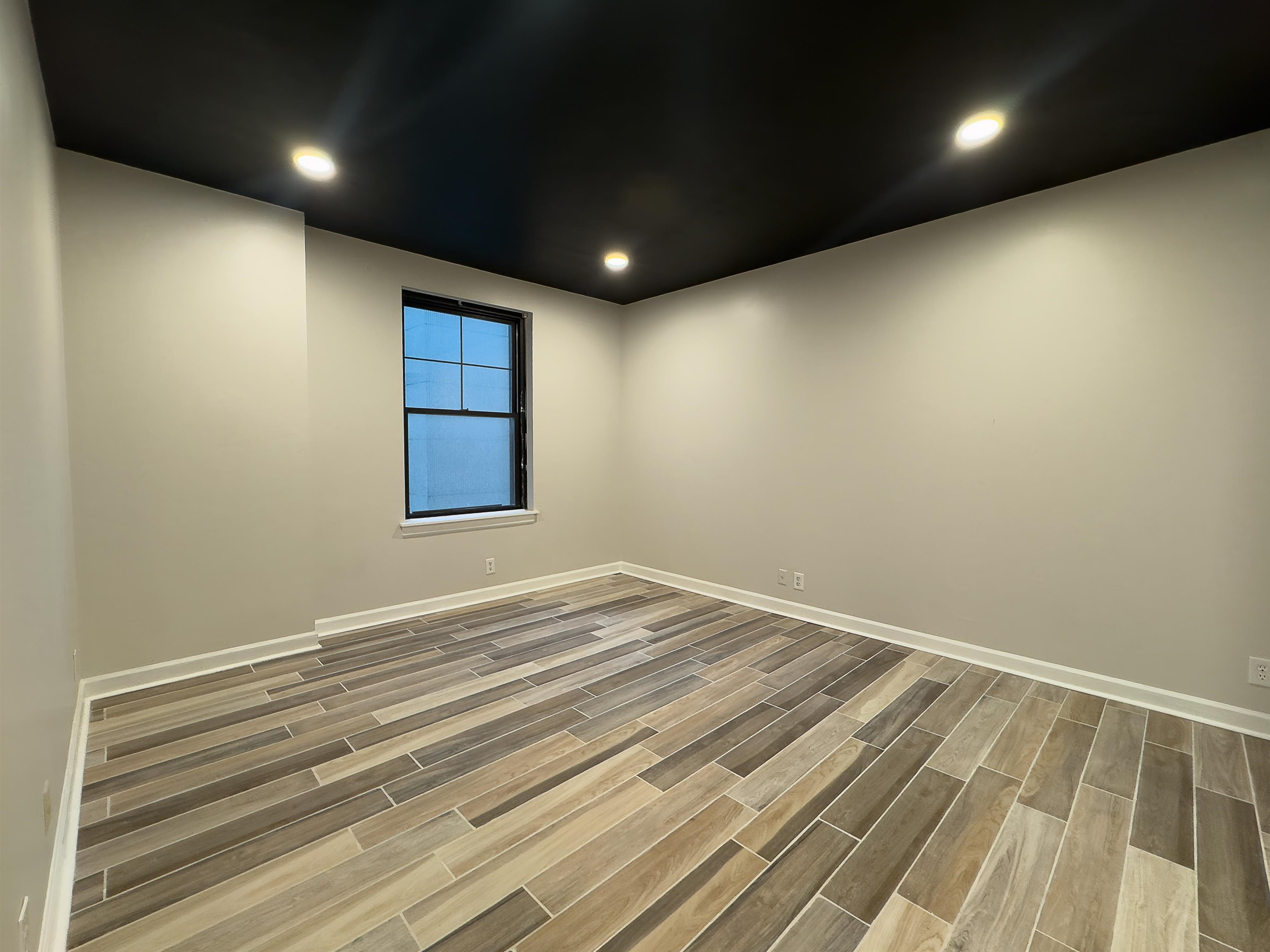 109 North Main Street, Unit 907 Memphis, TN 38103 - Photo 18 of 29 Room featuring neutral-toned walls and a contrasting dark ceiling with recessed lighting
