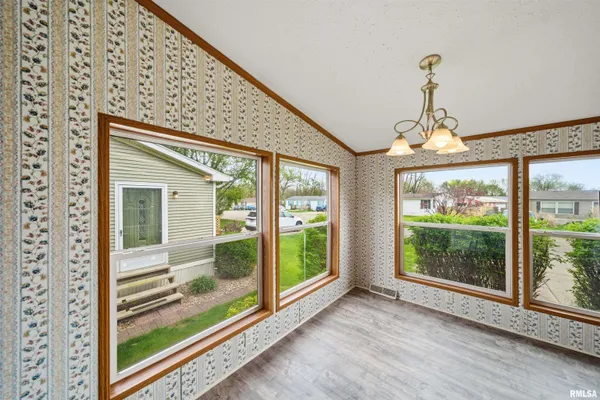 $39,900 | 701 Fischer Road, Unit 230, Creve Coeur, IL 61610