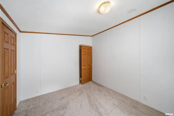 $39,900 | 701 Fischer Road, Unit 230, Creve Coeur, IL 61610