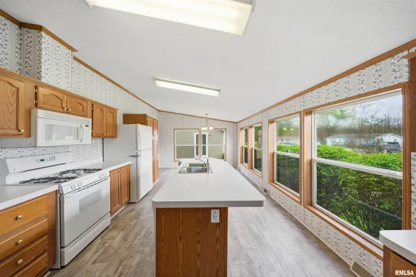 $39,900 | 701 Fischer Road, Unit 230, Creve Coeur, IL 61610