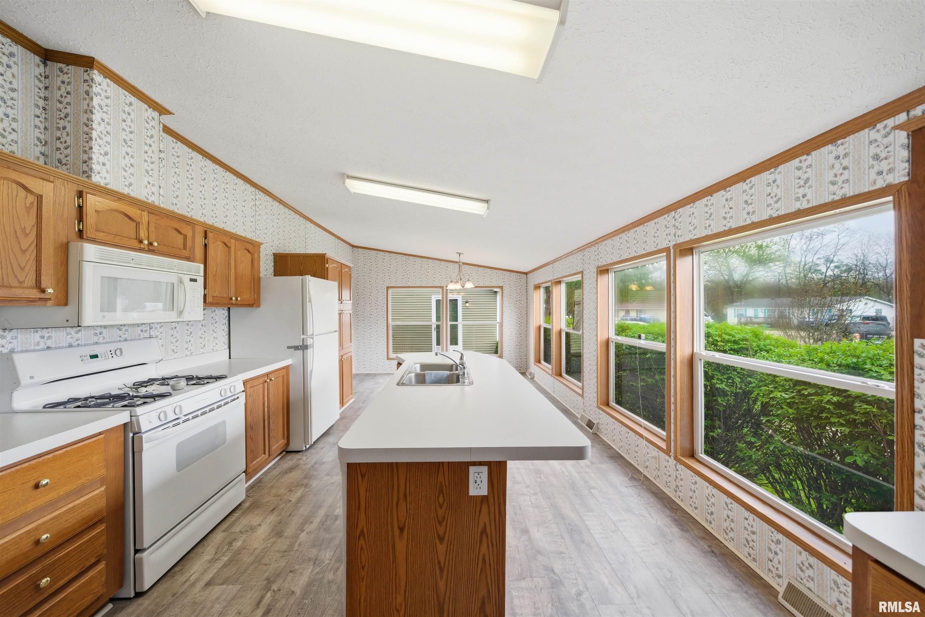 701 Fischer Road, Unit 230 Creve Coeur, IL 61610 - Photo 8 of 35