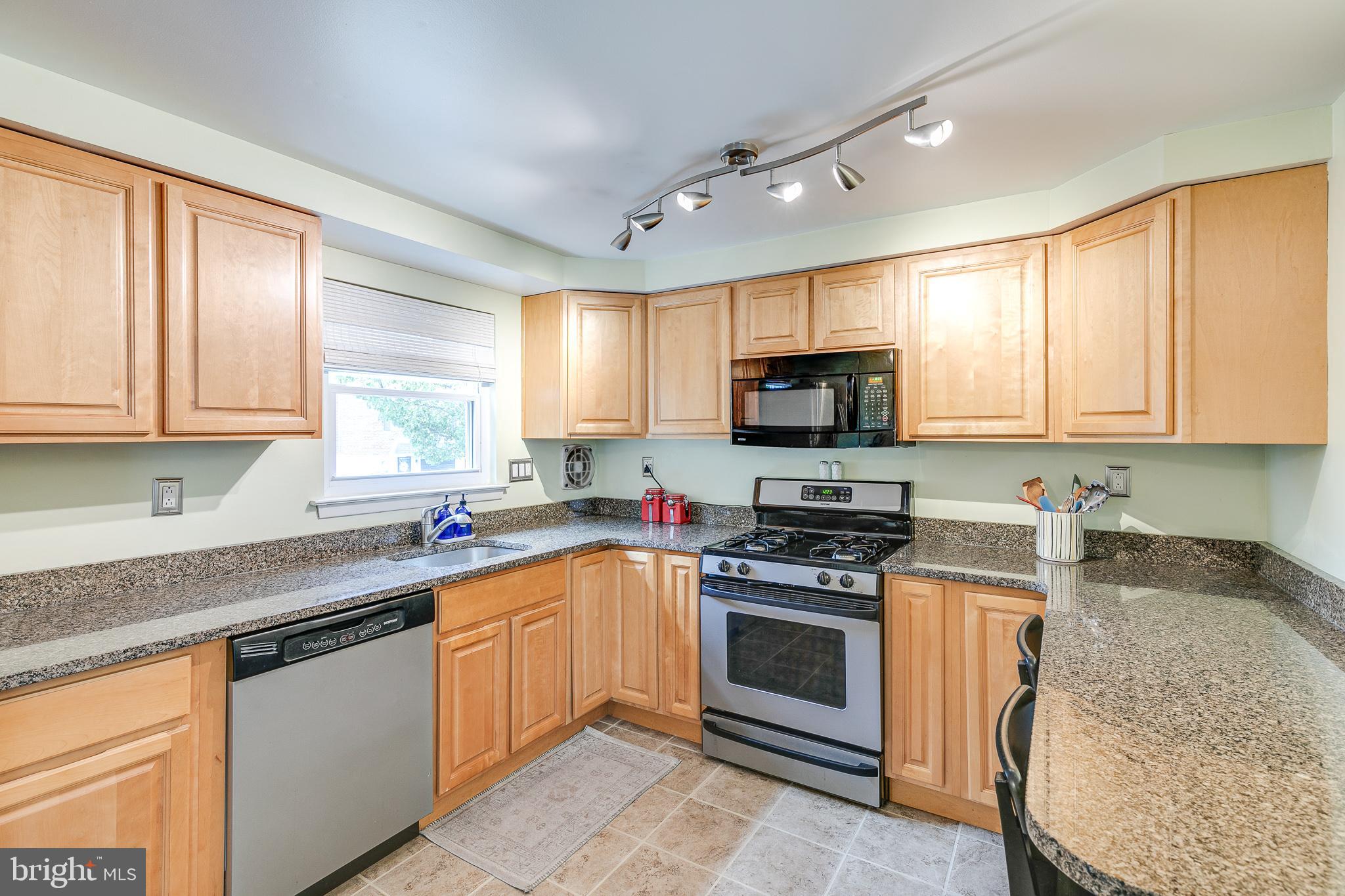 7325 Hiola Road Philadelphia, PA 19128 - Photo 6 of 27