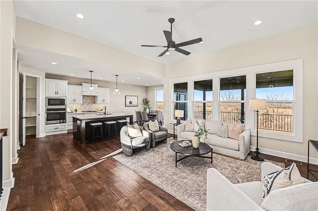 $699,900 | 1221 South Desoto Road, Lansing, KS 66043