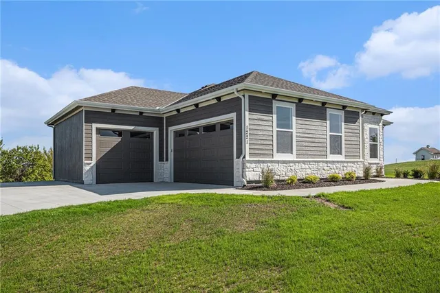 $699,900 | 1221 South Desoto Road, Lansing, KS 66043