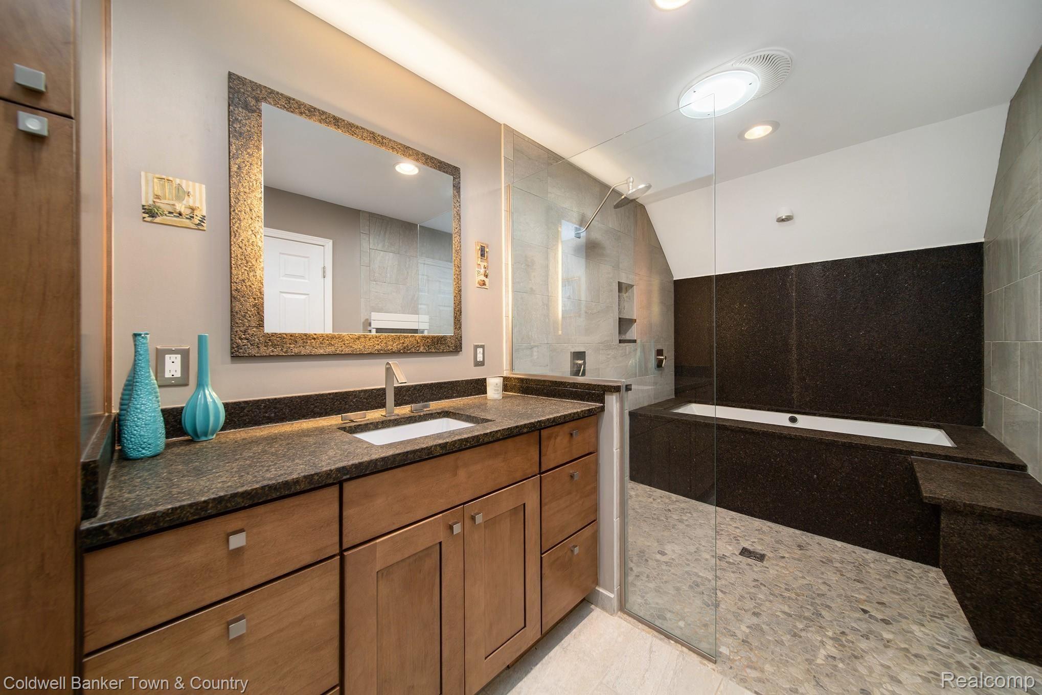 7143 Perry Lake Road Clarkston, MI 48346 - Photo 20 of 35 Upper Level Custom Bath