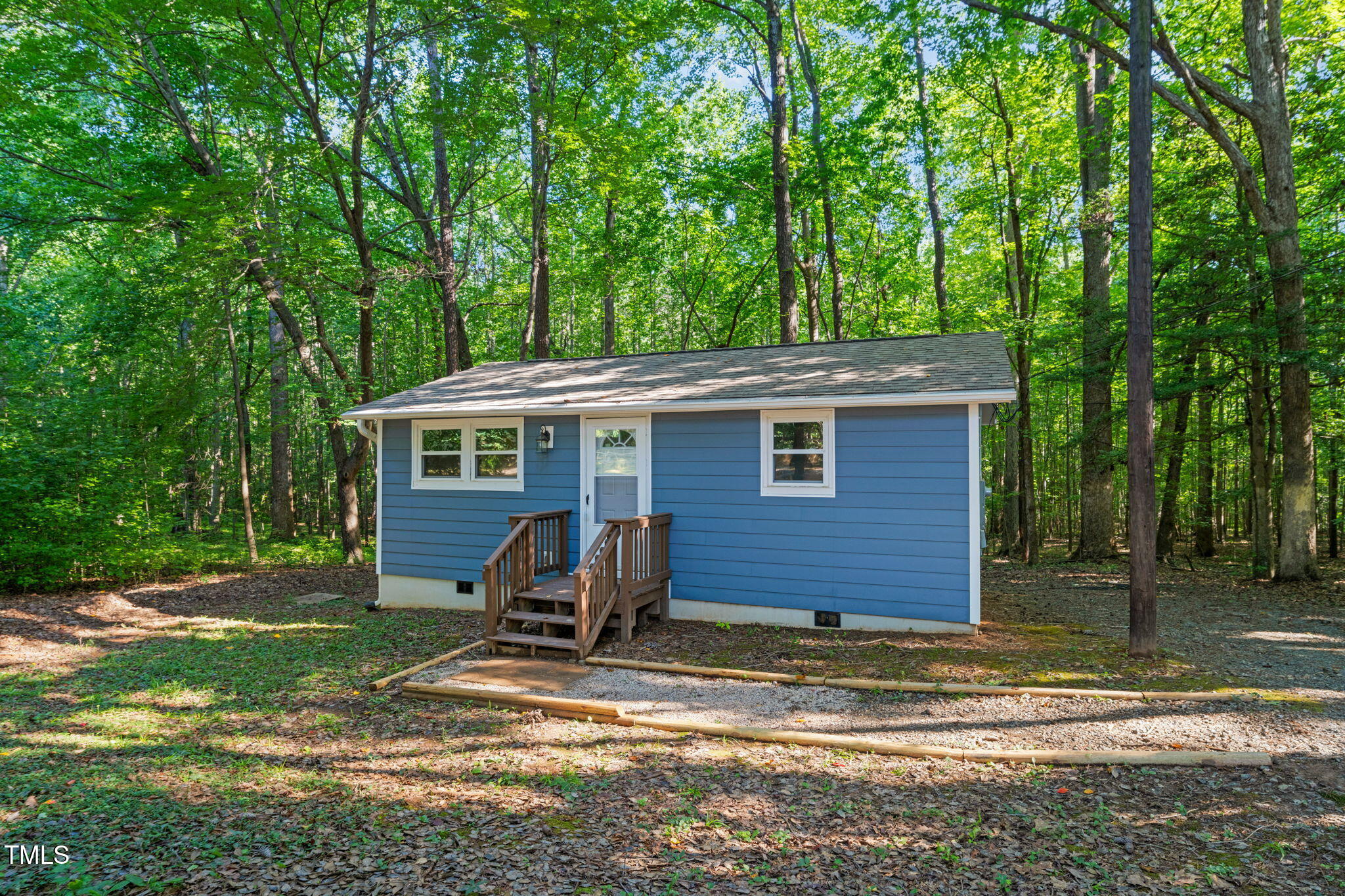 a view of a house with backyard