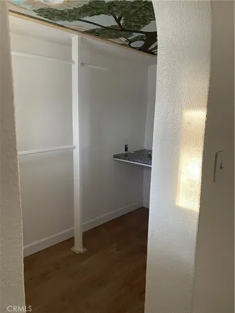 en empty room with wooden floor