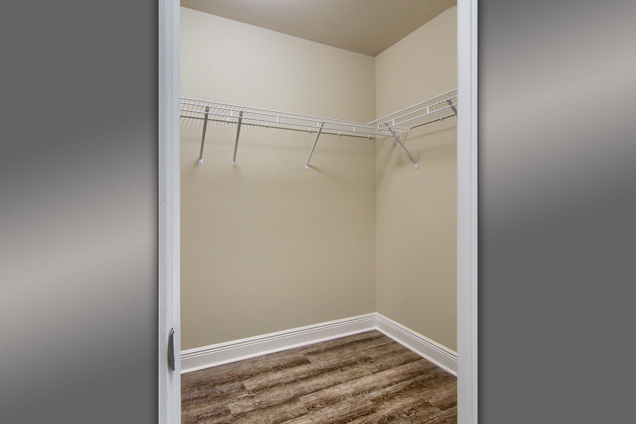 564 Sheffield Avenue Foley, AL 36535 - Photo 20 of 29 Master Walk in 1 of 2