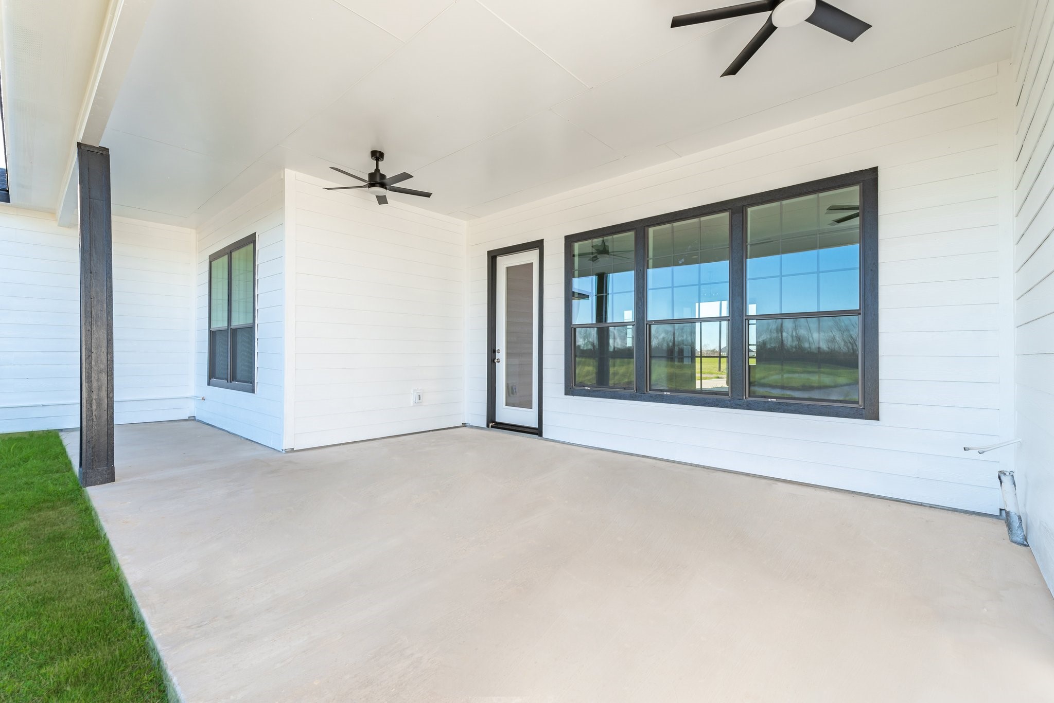 519 Chuckwagon Trail Angleton, TX 77515 - Photo 30 of 34 an empty room with chandelier fan