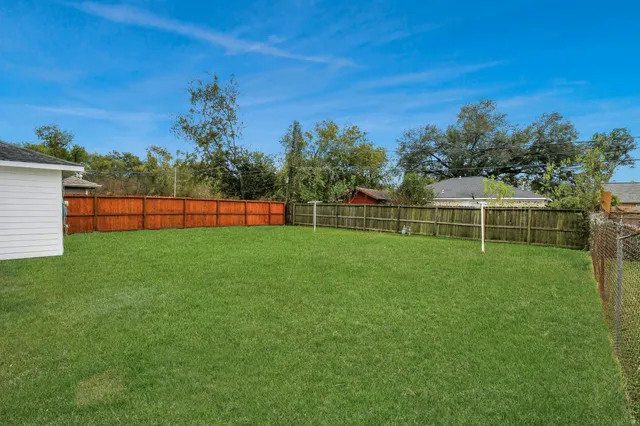 a view of a house with a backyard