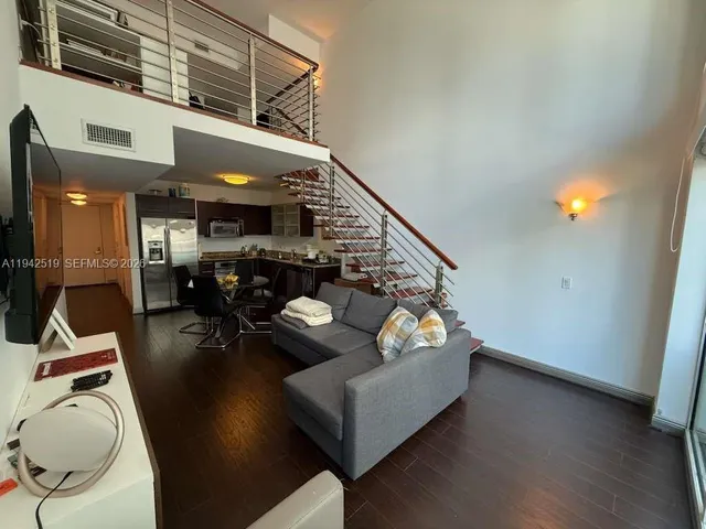 $3,200 | 41 Southeast 5th Street, Unit 712, Miami, FL 33131