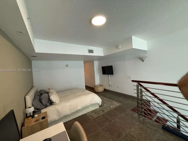 $3,000 | 41 Southeast 5th Street, Unit 712, Miami, FL 33131