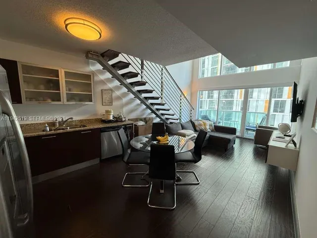 $3,000 | 41 Southeast 5th Street, Unit 712, Miami, FL 33131