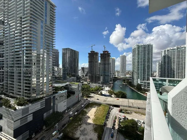 $3,200 | 41 Southeast 5th Street, Unit 712, Miami, FL 33131