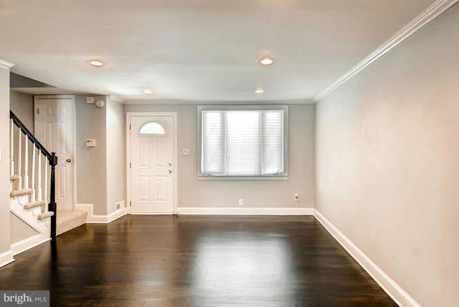 1116 Wicklow Road Baltimore, MD 21229 - Photo 4 of 28 Living Room