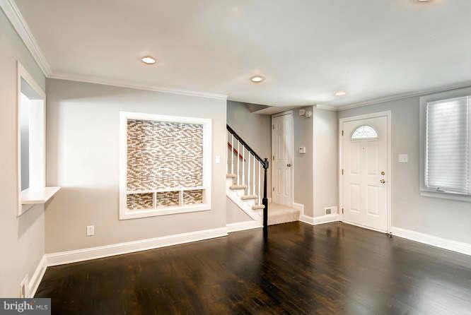 1116 Wicklow Road Baltimore, MD 21229 - Photo 5 of 28 Living Room