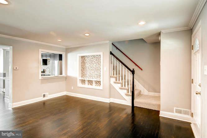 1116 Wicklow Road Baltimore, MD 21229 - Photo 6 of 28 Living Room