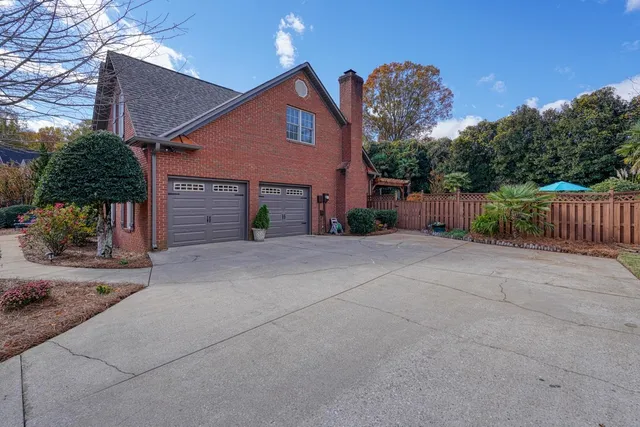 $735,000 | 420 South Oakley Lane, Spartanburg, SC 29301