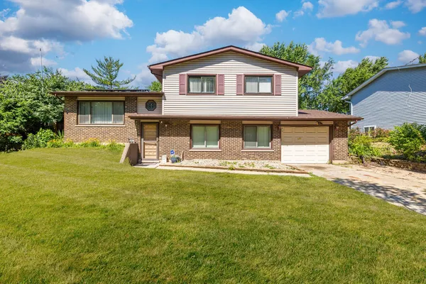 $2,800 | 361 Lyons Drive, Bolingbrook, IL 60440