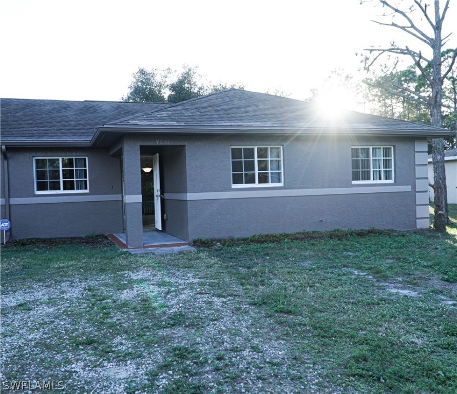 a view of front of a house with a yard