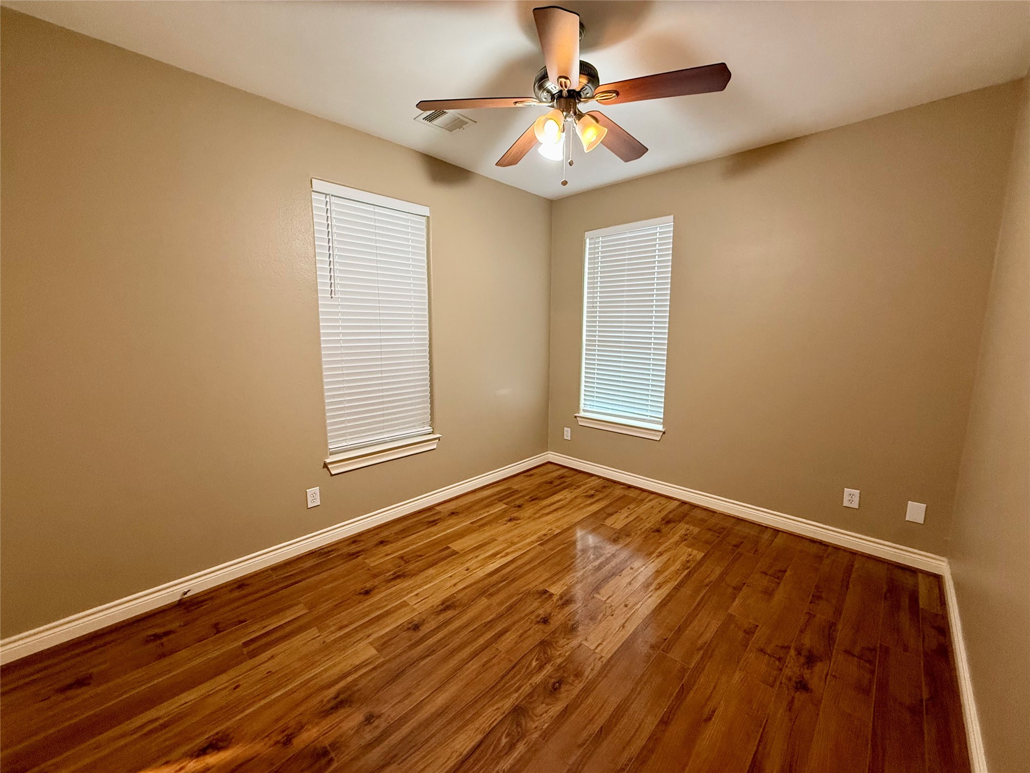 3540 Cline Street Houston, TX 77020 - Photo 18 of 26 3rd Guest Room with clean and modern bedroom space with fresh paint and plenty of natural light.