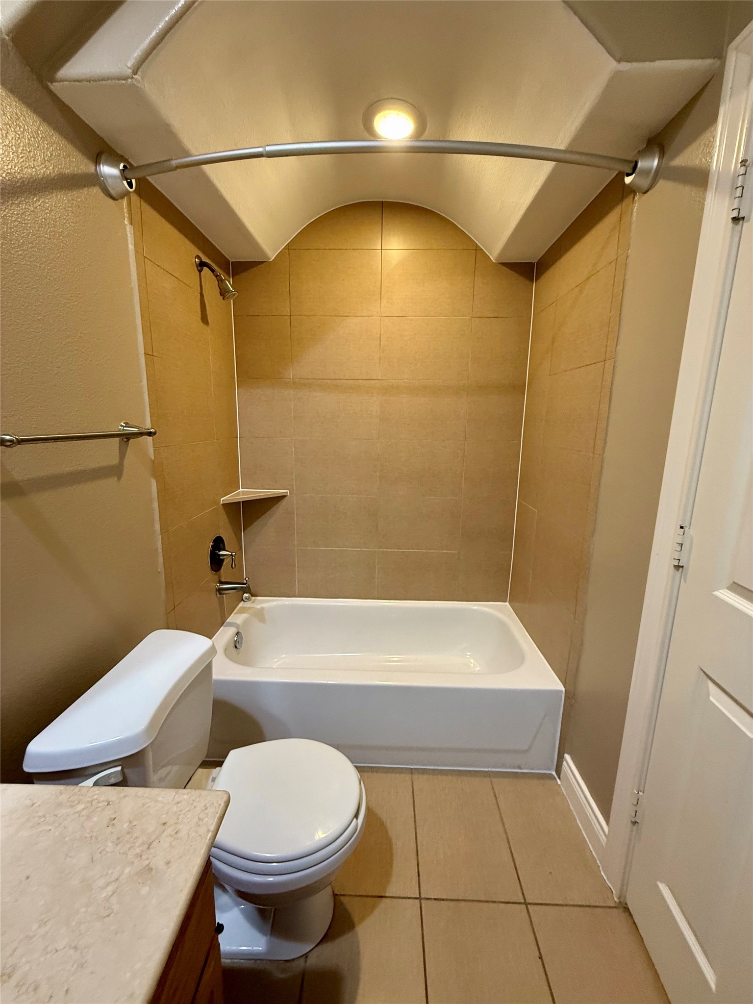 3540 Cline Street Houston, TX 77020 - Photo 21 of 26 Secondary full bathroom with a tub/shower combo and clean, neutral finishes.