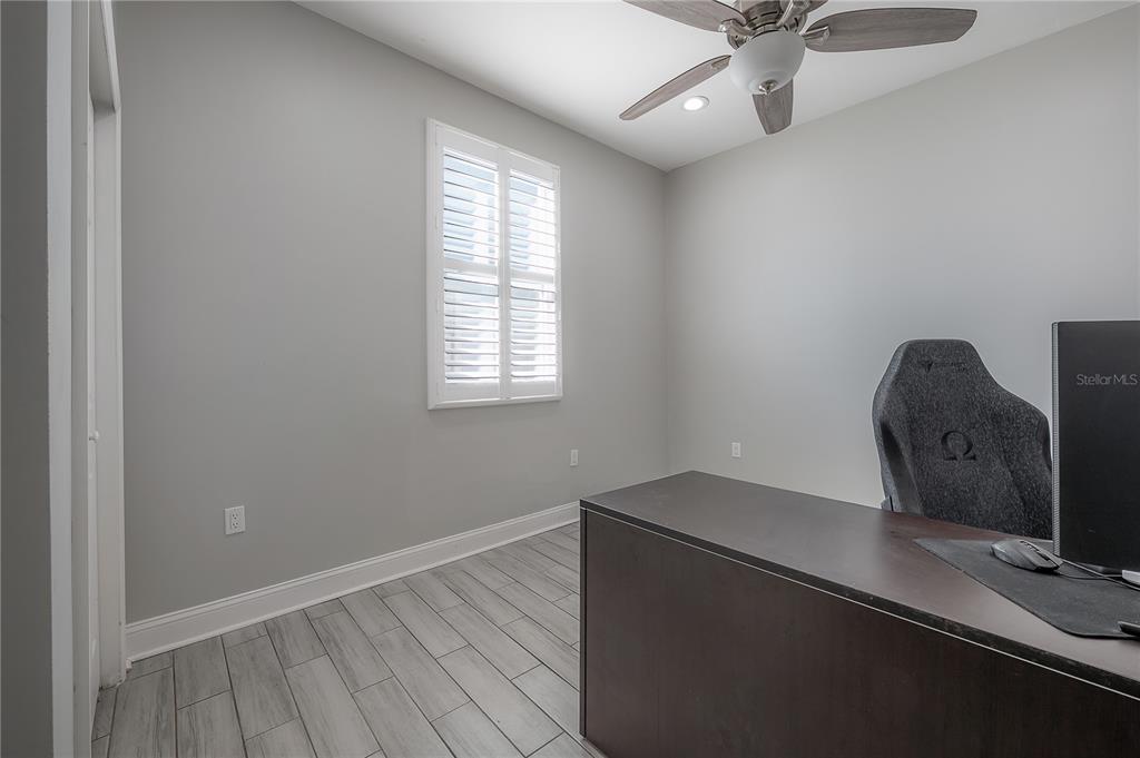 2341 West Chestnut Street Tampa, FL 33607 - Photo 32 of 42 an empty room with windows