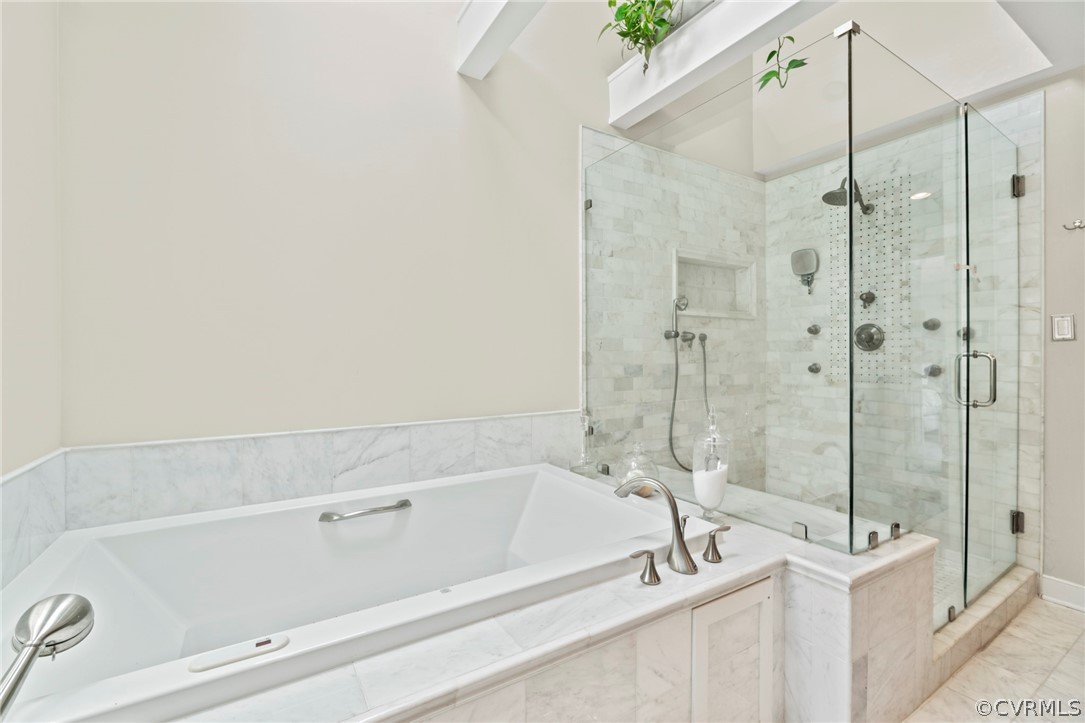 12635 Eagle Ridge Road Henrico, VA 23233 - Photo 27 of 49 Soaking tub & frameless shower.