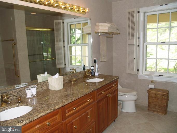 13628 Glenhurst Road North Potomac, MD 20878 - Photo 18 of 30 Master Bath