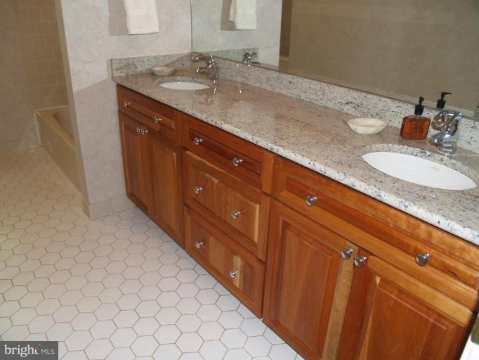 13628 Glenhurst Road North Potomac, MD 20878 - Photo 21 of 30 Bath #3