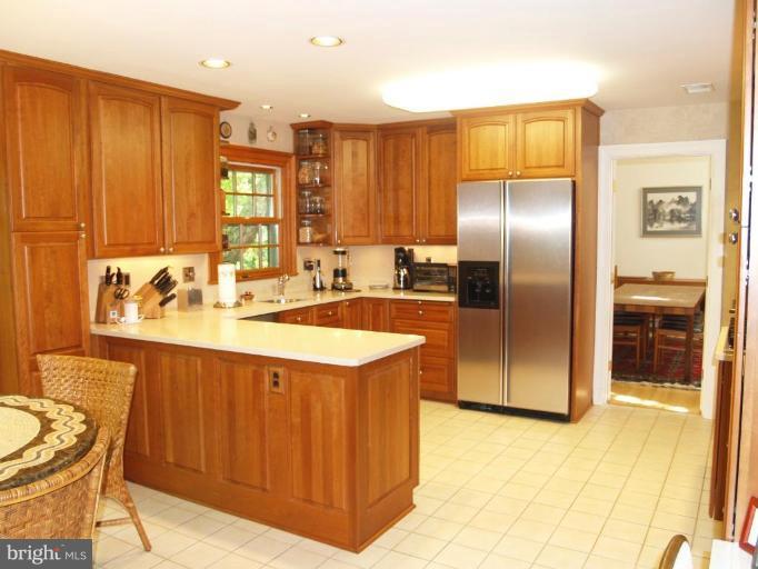13628 Glenhurst Road North Potomac, MD 20878 - Photo 6 of 30 Kitchen