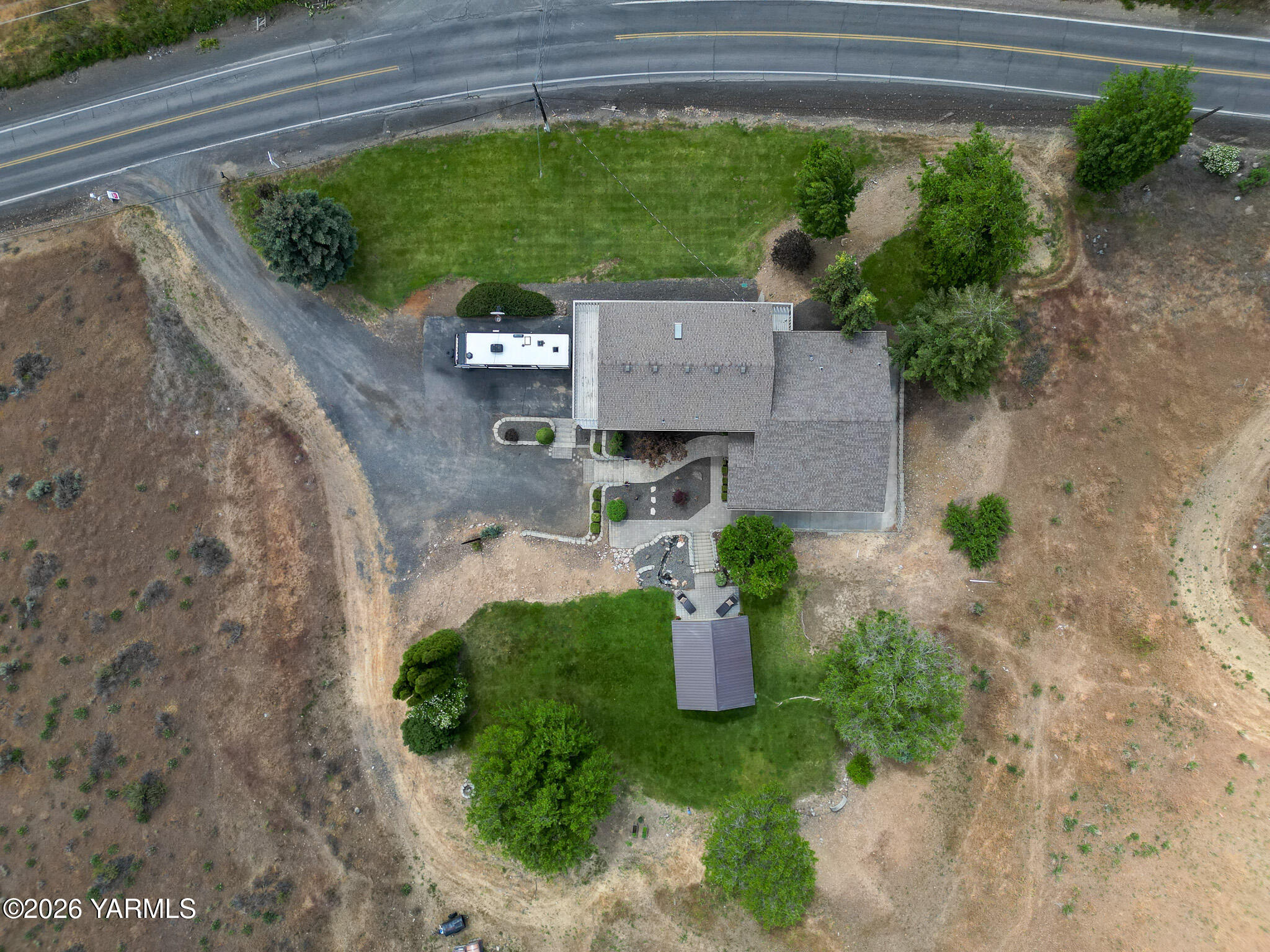 2121 Pleasant Hill Road Selah, WA 98942 - Photo 38 of 38 a view of a yard with potted plants