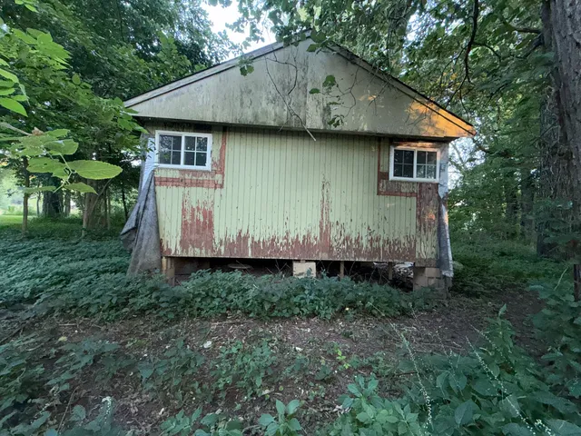 a view of a house with backyard