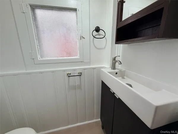 $4,900 | 184 Cleveland Avenue, Mineola, NY 11501