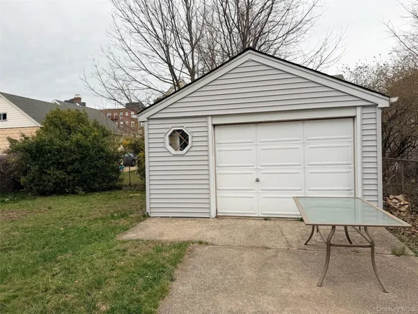 $4,900 | 184 Cleveland Avenue, Mineola, NY 11501