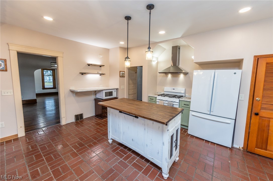 1727 South Green Road Cleveland, OH 44121 - Photo 4 of 33