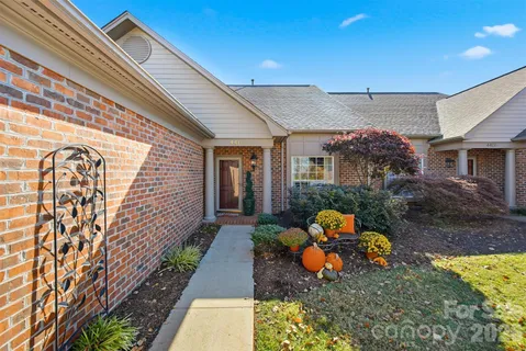 $499,900 | 4410 1st St Drive Northwest, Hickory, NC 28601