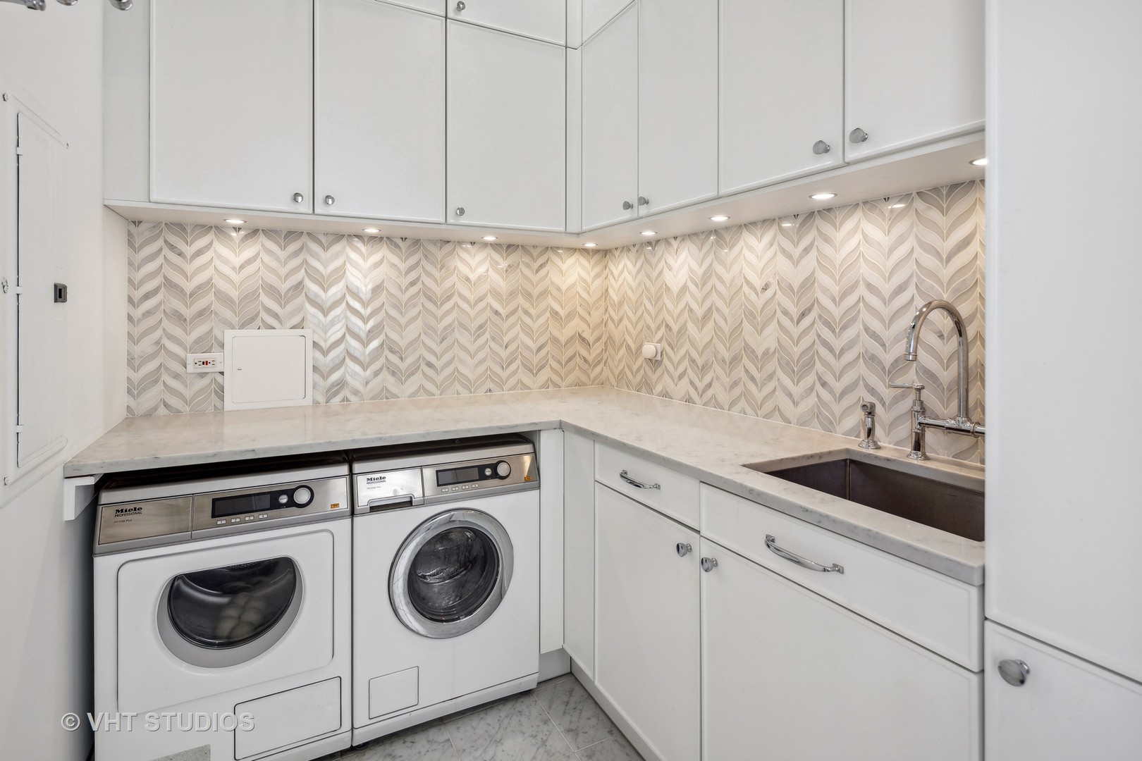 215 West Illinois Street, Unit 3A Chicago, IL 60654 - Photo 15 of 18 a utility room with dryer and washer