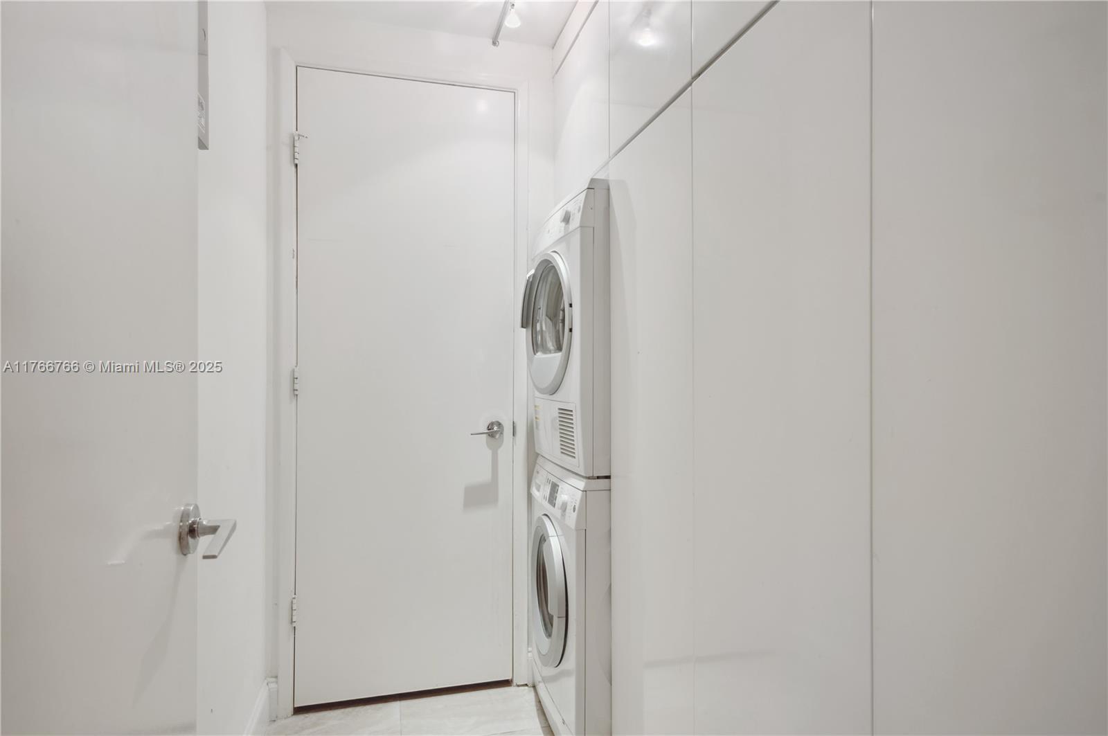 765 Crandon Boulevard, Unit 111 Key Biscayne, FL 33149 - Photo 19 of 57 a bathroom with a mirror