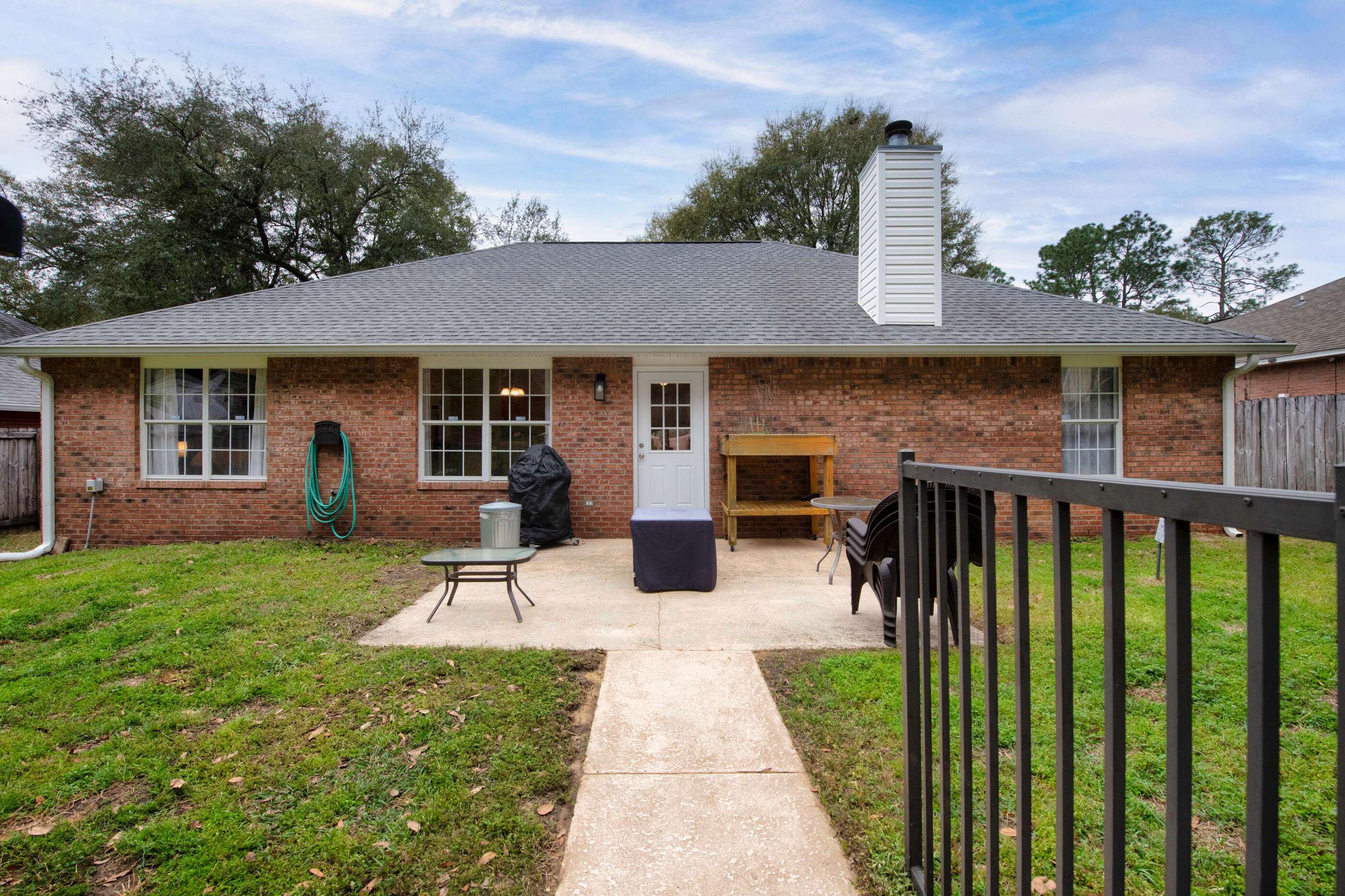4439 Antioch Road Crestview, FL 32536 - Photo 29 of 32 a view of a patio with table and chairs and wooden fence