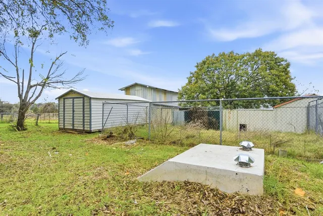 a view of a backyard