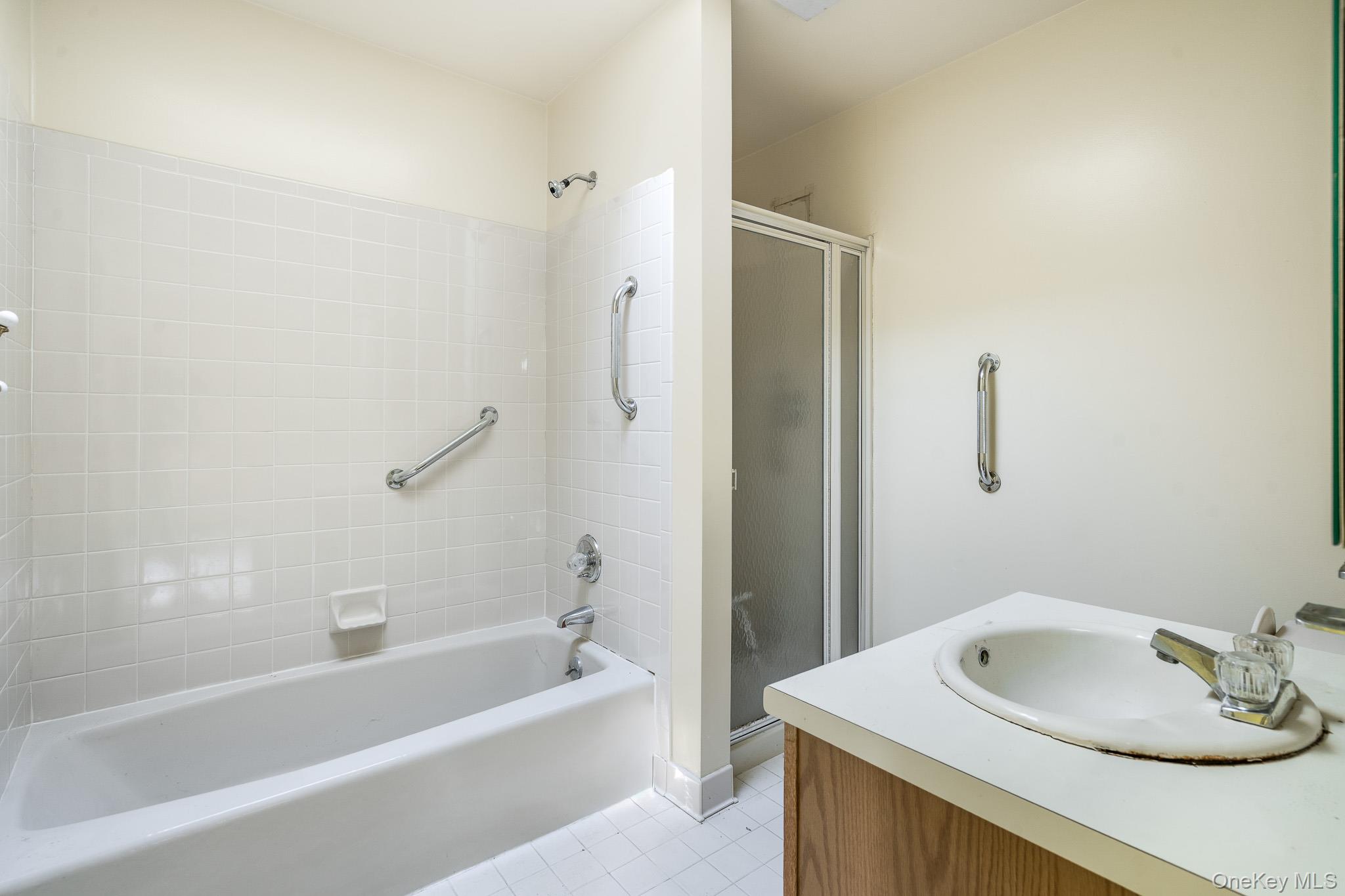 113 Antler Ridge, Unit 113 Ossining, NY 10562 - Photo 18 of 26 a bathroom with a sink and a bathtub