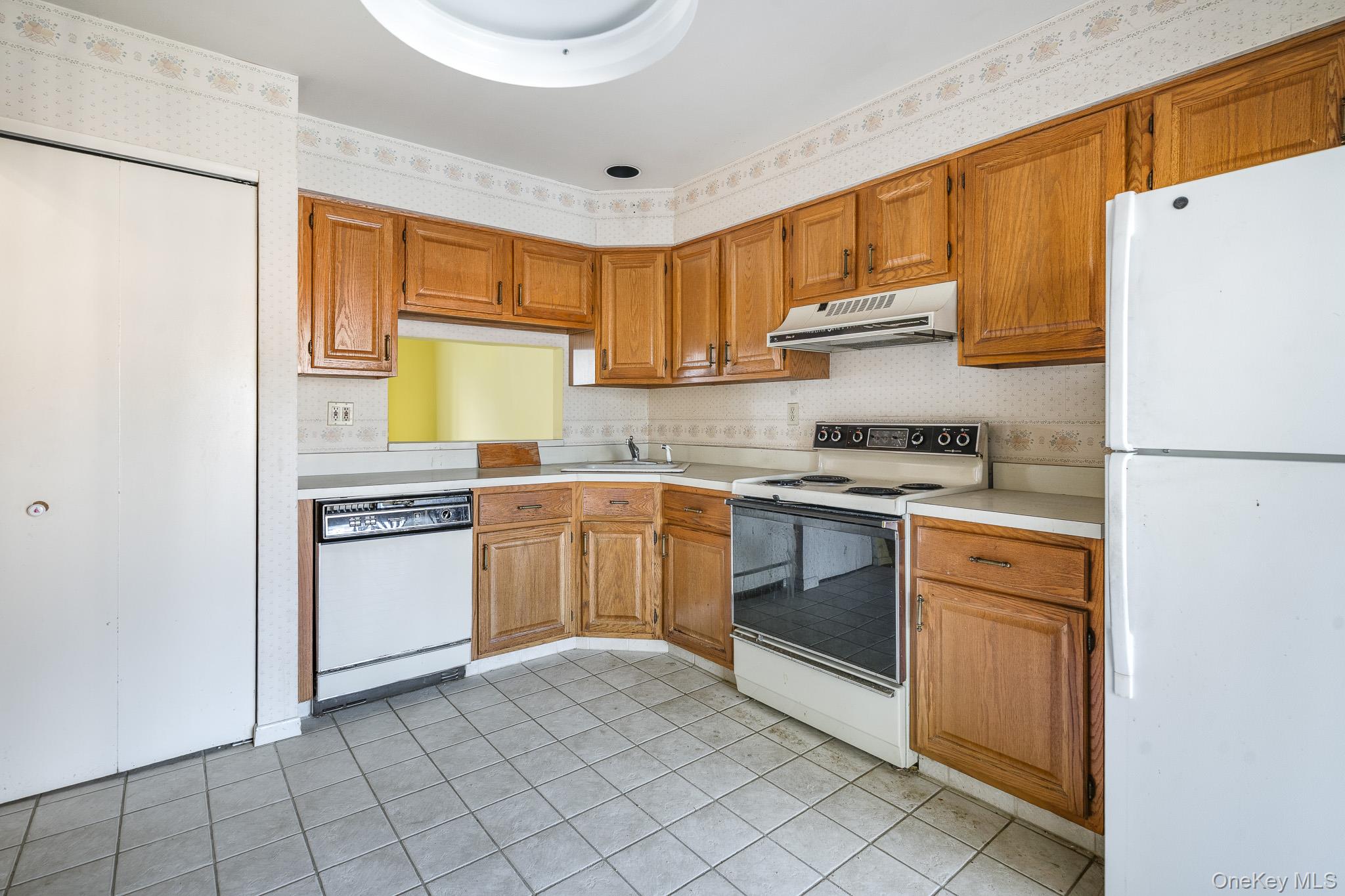 113 Antler Ridge, Unit 113 Ossining, NY 10562 - Photo 7 of 26 a kitchen with a stove a sink and a refrigerator