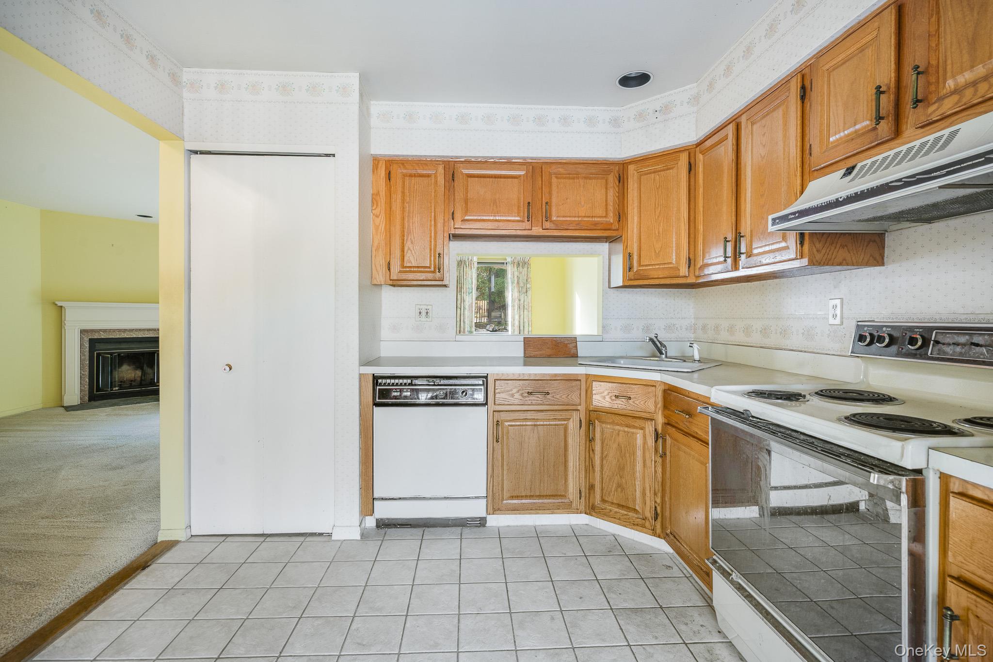 113 Antler Ridge, Unit 113 Ossining, NY 10562 - Photo 8 of 26 a kitchen with a stove a sink and a refrigerator